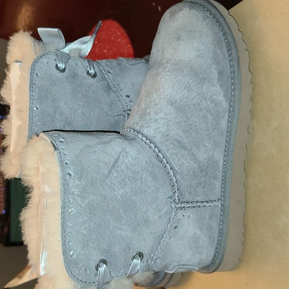 Womens UGGS size 5 - Picture 2 of 5